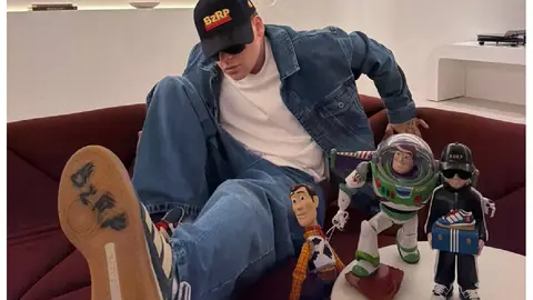 Bizarrap dará vida a “Santa de Jardín”, un personaje que forma parte de una comunidad de juguetes olvidados./ Disney