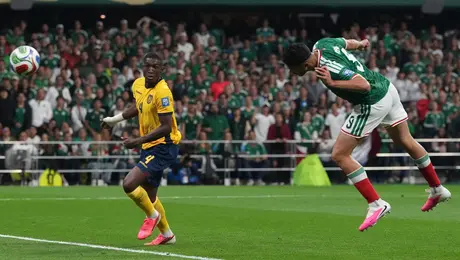 ¡No Raúl, no! Jiménez se pierde un gol cantado para México en un inicio frenético de partido