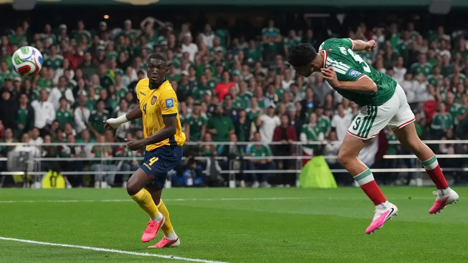 ¡No Raúl, no! Jiménez se pierde un gol cantado para México en un inicio frenético de partido