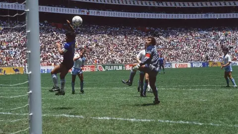 Maradona ante la Selección de Inglaterra en el Mundial de México 1986 | AFP