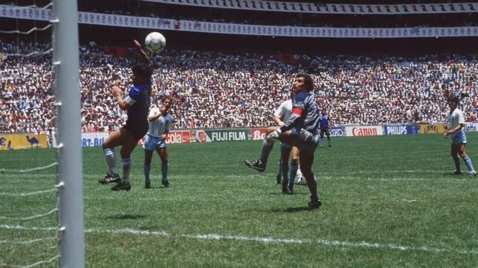 Maradona ante la Selección de Inglaterra en el Mundial de México 1986 | AFP