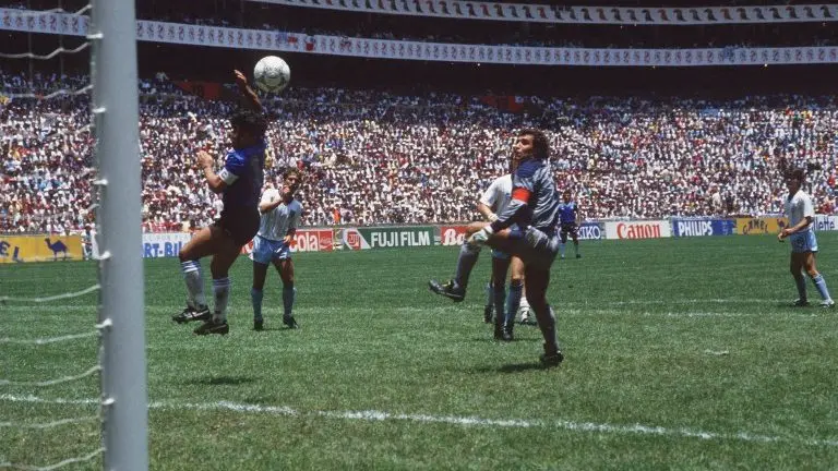Maradona ante la Selección de Inglaterra en el Mundial de México 1986 | AFP