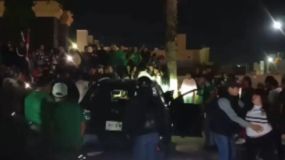 VIDEO: Conductor presuntamente ebrio arrolló a aficionados que festejaban triunfo de México en Hidalgo