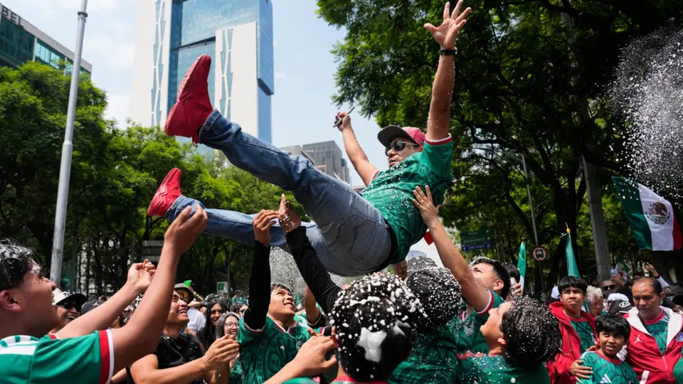 Mexicanos en las inmediaciones del Ángel de la Independencia | AP