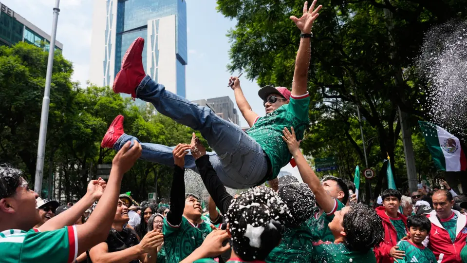Mexicanos en las inmediaciones del Ángel de la Independencia | AP