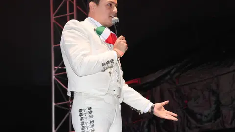 El cantante rindió homenaje a las leyendas de la música mexicana con un repertorio que fue coreado por el público./ Especial