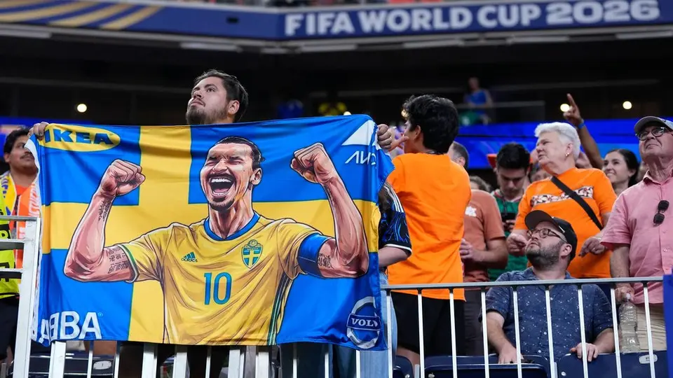 Un aficionado con una imagen de Zlatan Ibrahimovic | AP