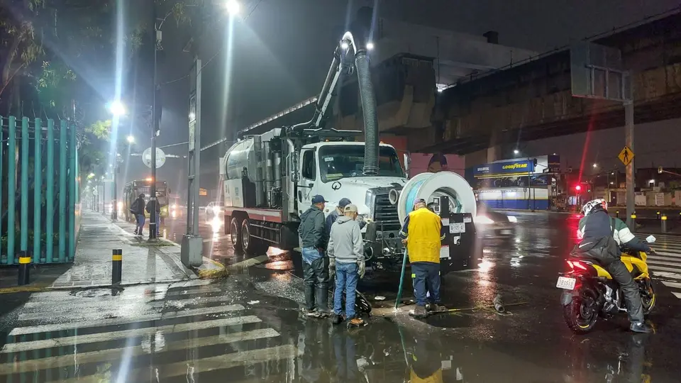 Las brigadas realizaron trabajos de desazolve y bombeo en distintos puntos de Iztacalco, Iztapalapa, Gustavo A. Madero y Venustiano Carranza./ X: @SEGIAGUA
