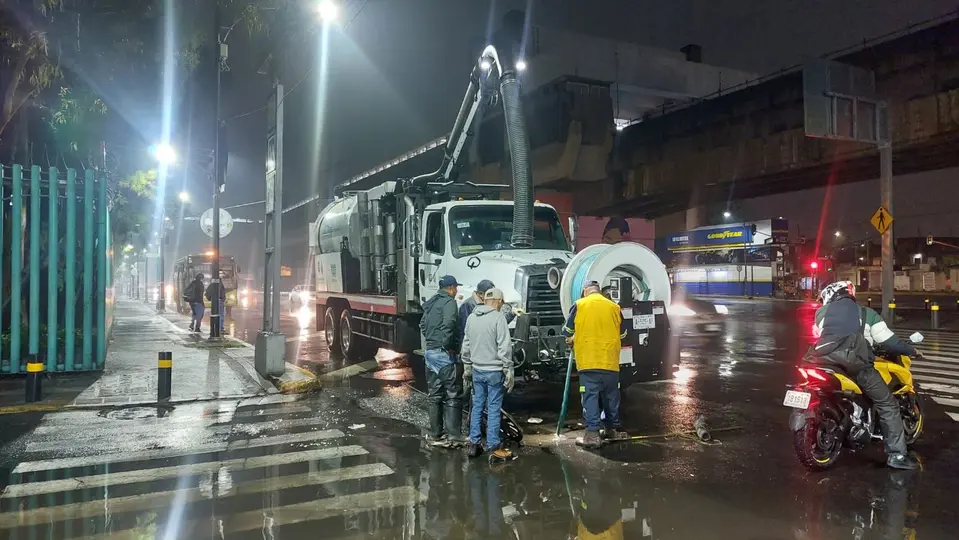 Las brigadas realizaron trabajos de desazolve y bombeo en distintos puntos de Iztacalco, Iztapalapa, Gustavo A. Madero y Venustiano Carranza./ X: @SEGIAGUA
