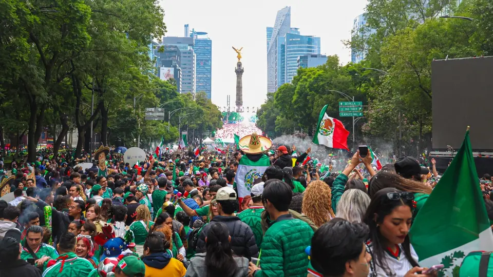 ¡Ilusión a tope! Afición llenó el Ángel de la Independencia desde horas antes del México vs Ecuador