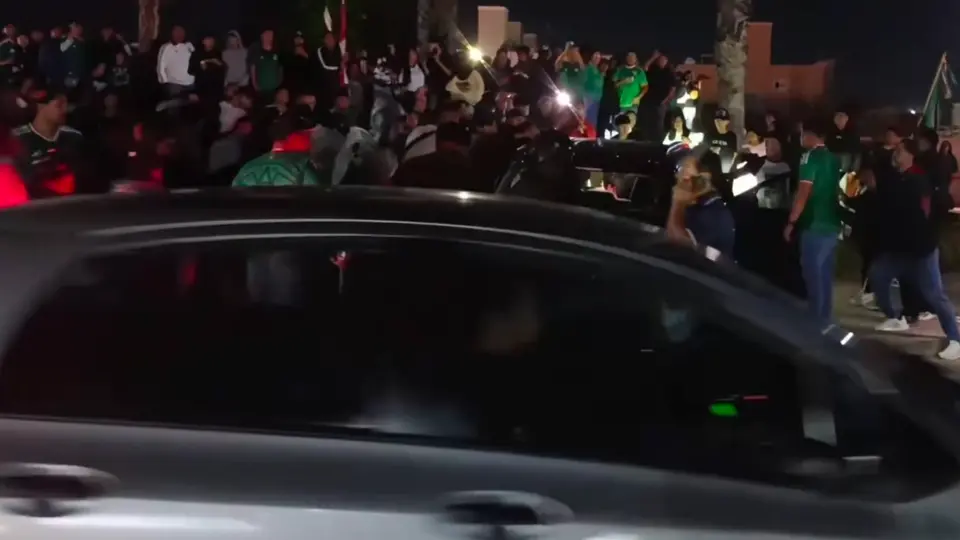 Paramédicos atendieron a las personas lesionadas en el lugar, mientras la Policía Municipal acordonó la zona./ Captura de pantalla