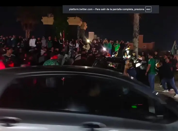 Paramédicos atendieron a las personas lesionadas en el lugar, mientras la Policía Municipal acordonó la zona./ Captura de pantalla