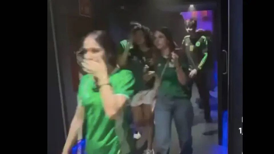 Videos difundidos en redes sociales captaron el momento en que los espectadores abandonaban la sala tras el incidente./ Captura de pantalla