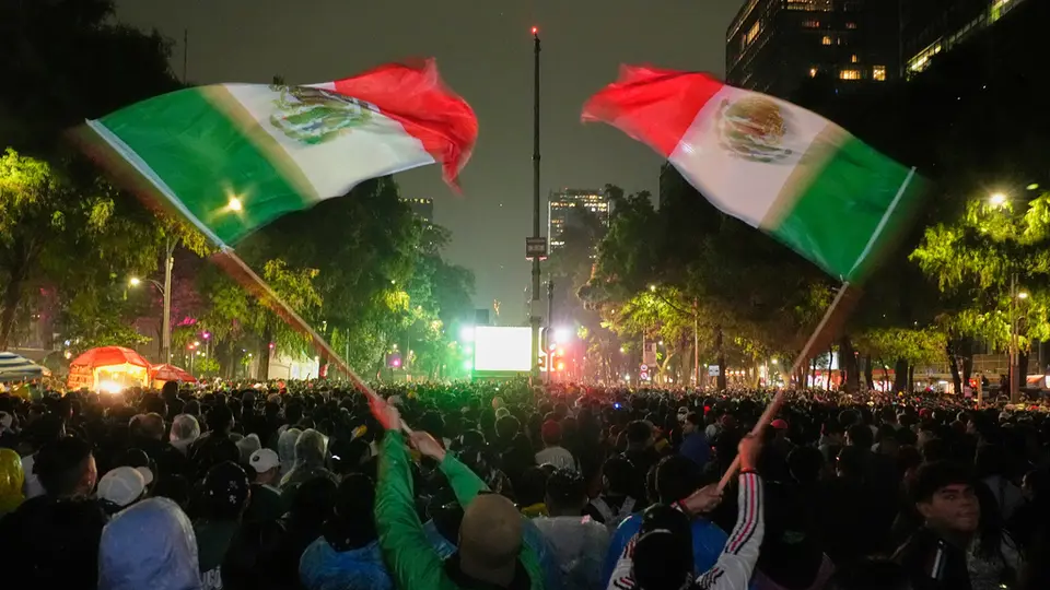 La celebración por el triunfo de México sobre Ecuador terminó en tragedia en Paseo de la Reforma. /  AP