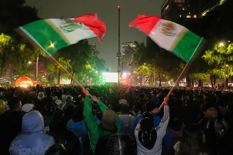 La celebración por el triunfo de México sobre Ecuador terminó en tragedia en Paseo de la Reforma. /  AP