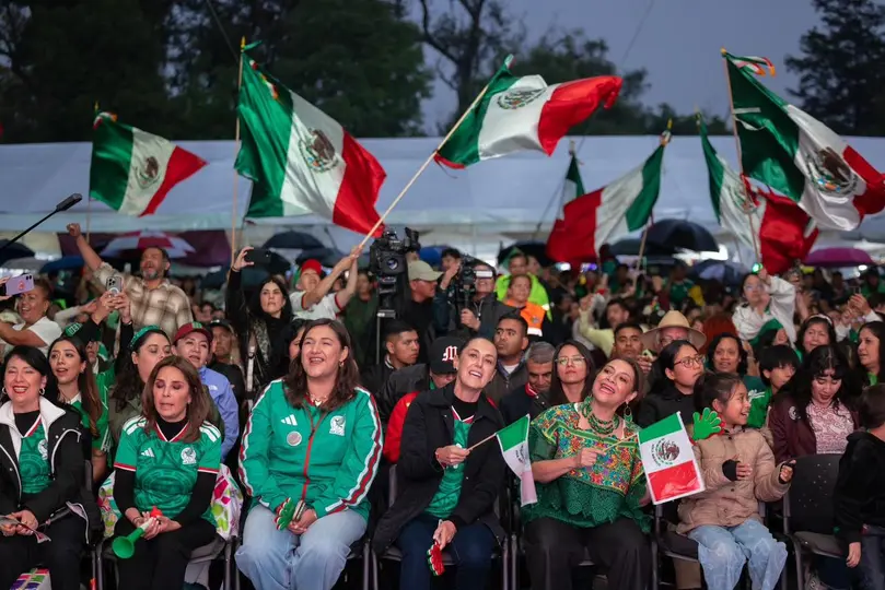 El Parque Tezozómoc reunió a cientos de aficionados que se dieron cita para apoyar al Tricolor en su duelo ante Ecuador./ X. @ClaraBrugadaM