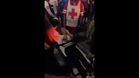 Los paramédicos de la Cruz Roja estuvieron trabajando  hasta la madrugada / Especial