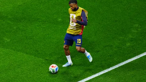 Pedro Vite calentando con Ecuador | IMAGO7