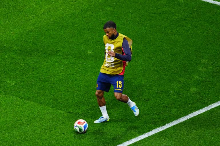 Pedro Vite calentando con Ecuador | IMAGO7