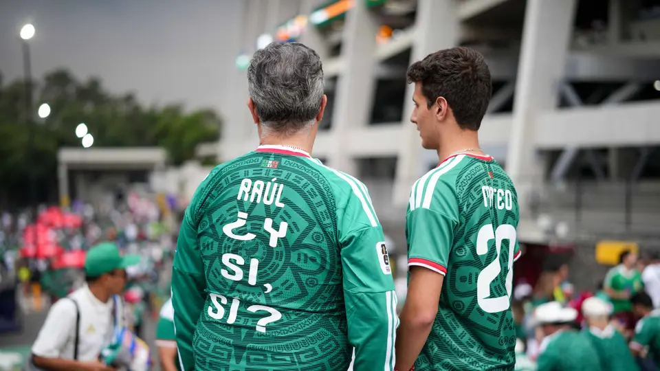 Aficionados apoyando a México en las afueras del Estadio Azteca | IMAGO7