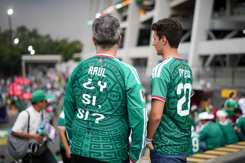 Aficionados apoyando a México en las afueras del Estadio Azteca | IMAGO7