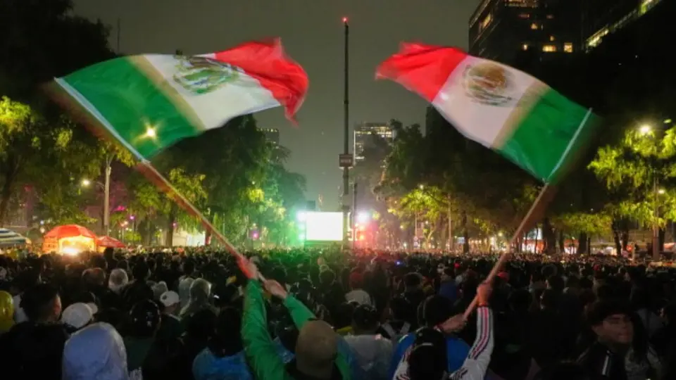 El Ángel volvió a convertirse en el principal punto de reunión para los seguidores de la Selección Mexicana. / AP