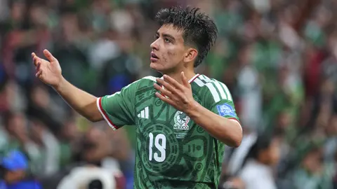 Gilberto Mora agradece al público tras salir de cambio en el México vs Ecuador | IMAGO7