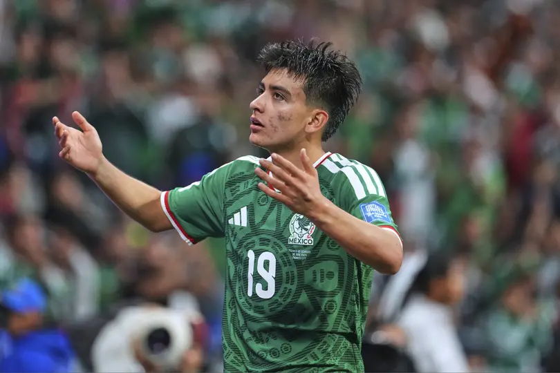 Gilberto Mora agradece al público tras salir de cambio en el México vs Ecuador | IMAGO7