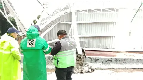 La estructura metálica de la cancha de basquetbol cayó tras la intensa granizada; autoridades confirmaron que no hubo personas lesionadas./ X: @SGIRPC_CDMX