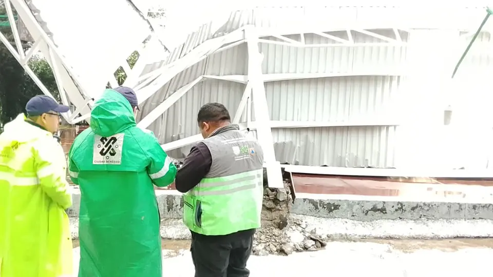 La estructura metálica de la cancha de basquetbol cayó tras la intensa granizada; autoridades confirmaron que no hubo personas lesionadas./ X: @SGIRPC_CDMX