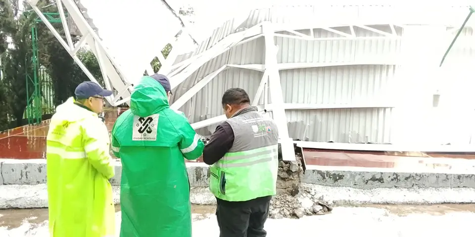 La estructura metálica de la cancha de basquetbol cayó tras la intensa granizada; autoridades confirmaron que no hubo personas lesionadas./ X: @SGIRPC_CDMX