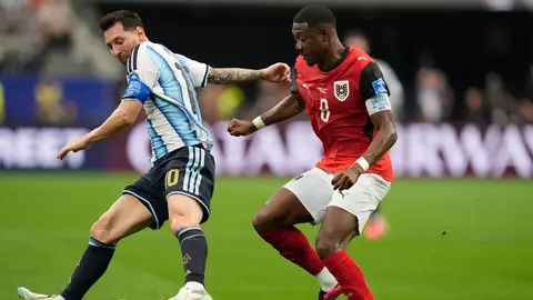 Alaba disputando balón con Messi | AP