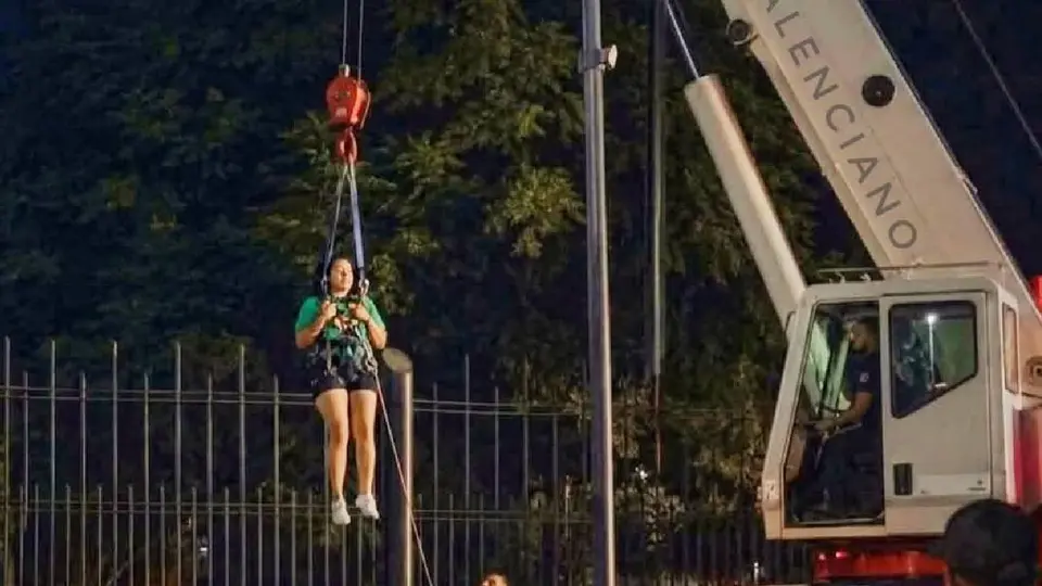 Mujer es rescatada por cuerpos de emergencia tras quedar atrapada en el Fan Fest de Monterrey / RRSS @JudithMedrano