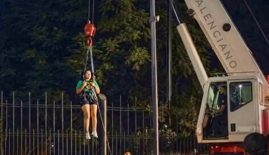 Mujer es rescatada por cuerpos de emergencia tras quedar atrapada en el Fan Fest de Monterrey / RRSS @JudithMedrano