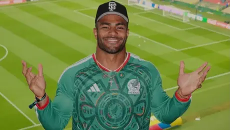 Fred Warner se puso la verde y apoya a México desde el Azteca para el juego contra Ecuador