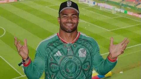 Fred Warner se puso la verde y apoya a México desde el Azteca para el juego contra Ecuador