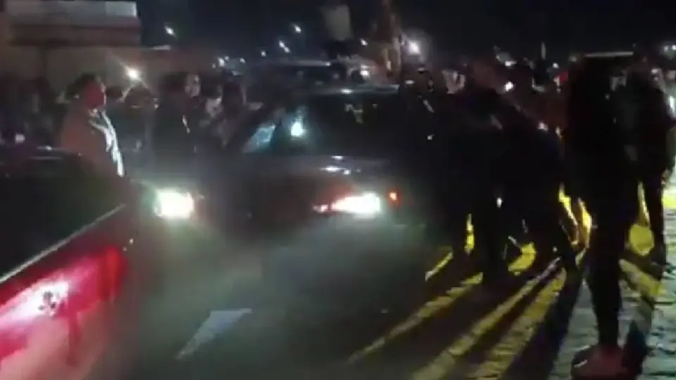 Los asistentes impidieron que el conductor abandonara el lugar antes de la llegada de las autoridades./ Captura de pantalla
