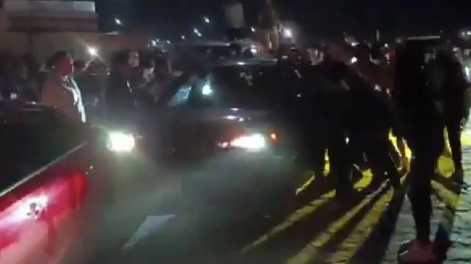 Los asistentes impidieron que el conductor abandonara el lugar antes de la llegada de las autoridades./ Captura de pantalla