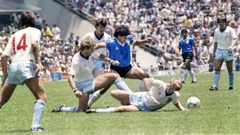 Maradona ante la Selección de Inglaterra en el Mundial de México 1986 | AFP