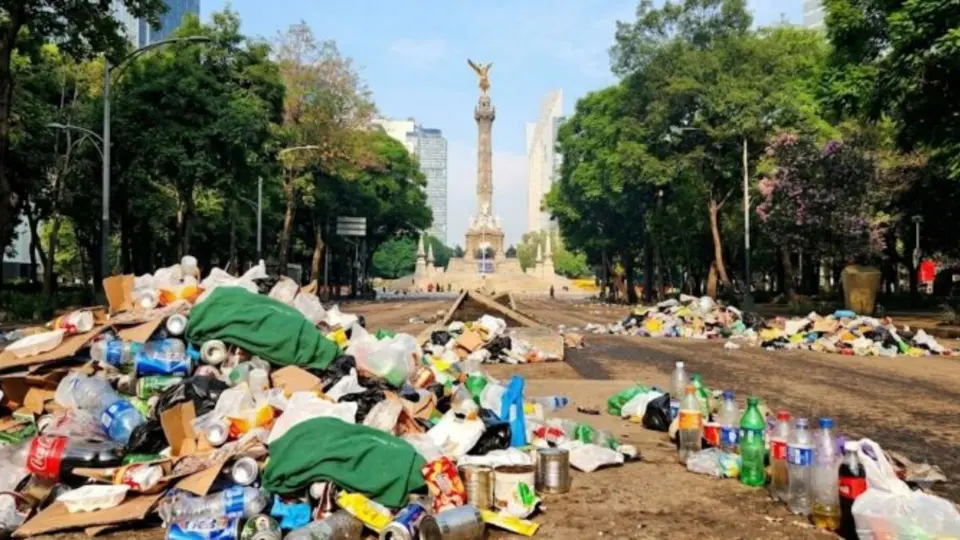 Más de 18 horas de trabajo: personal de limpia retira toneladas de basura tras los festejos por México en Reforma