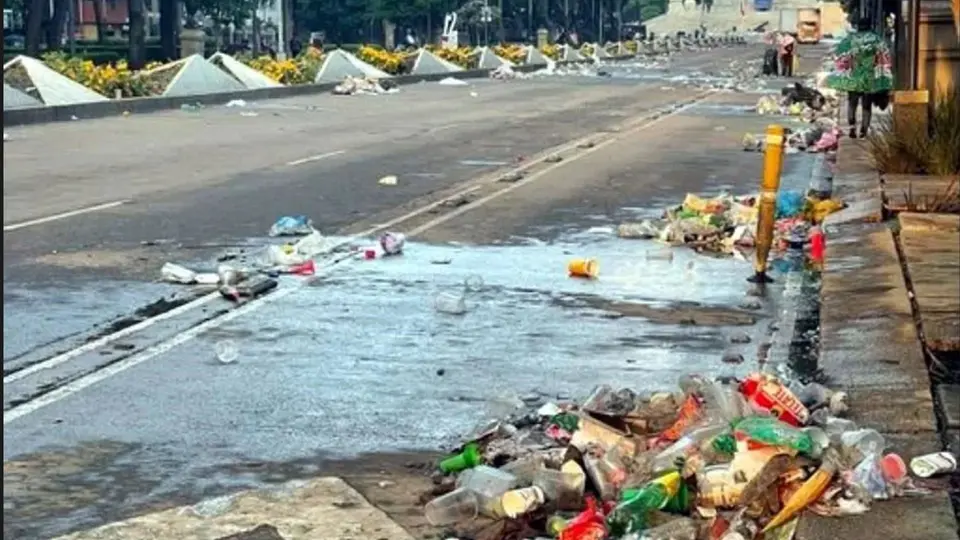 Personal de limpia de la Ciudad de México trabajó durante más de 18 horas para retirar la basura acumulada tras los festejos por el triunfo de México. / Especial.