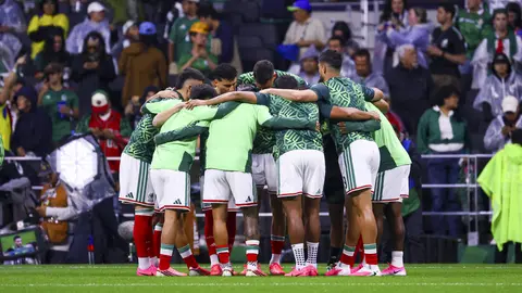 Jugadores de México platicando previo al partido ante Ecuador | MEXSPORT