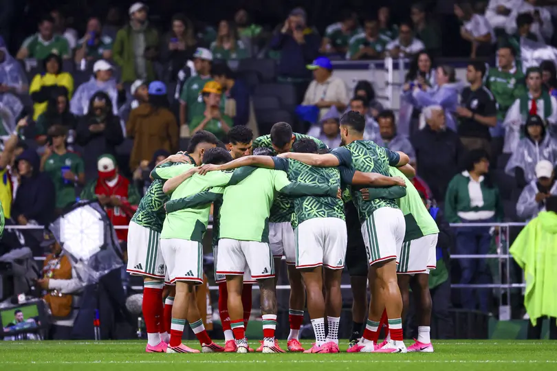 Jugadores de México platicando previo al partido ante Ecuador | MEXSPORT