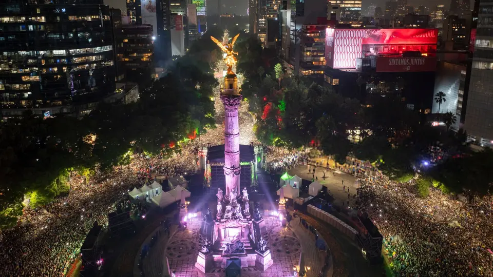 Más de un millón de personas celebran el triunfo de México sobre Ecuador en el Ángel de la Independencia