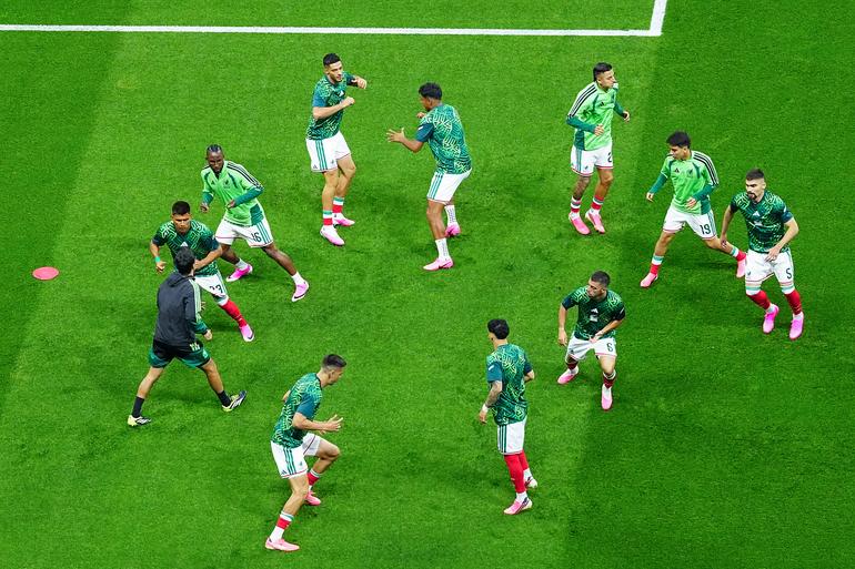 Titulares y suplentes de México en calentamiento | MEXSPORT