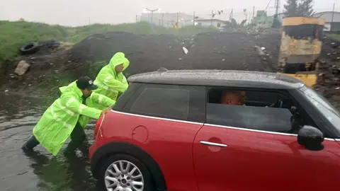 La autopista México-Puebla registró complicaciones por la acumulación de granizo, lo que obligó a los automovilistas a reducir la velocidad./ X: @SGIRPC_CDMX