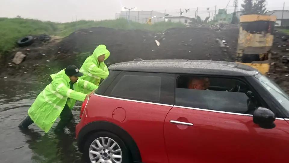 La autopista México-Puebla registró complicaciones por la acumulación de granizo, lo que obligó a los automovilistas a reducir la velocidad./ X: @SGIRPC_CDMX