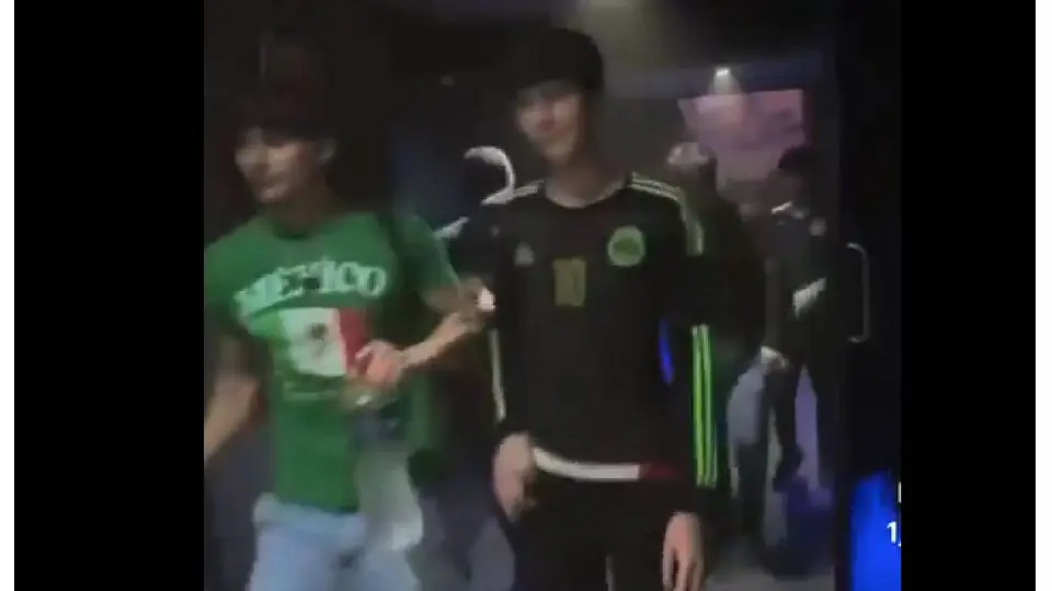 Decenas de aficionados seguían la transmisión del México vs Ecuador cuando ocurrió la evacuación del complejo cinematográfico./ Captura de pantalla