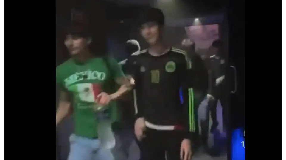 Decenas de aficionados seguían la transmisión del México vs Ecuador cuando ocurrió la evacuación del complejo cinematográfico./ Captura de pantalla