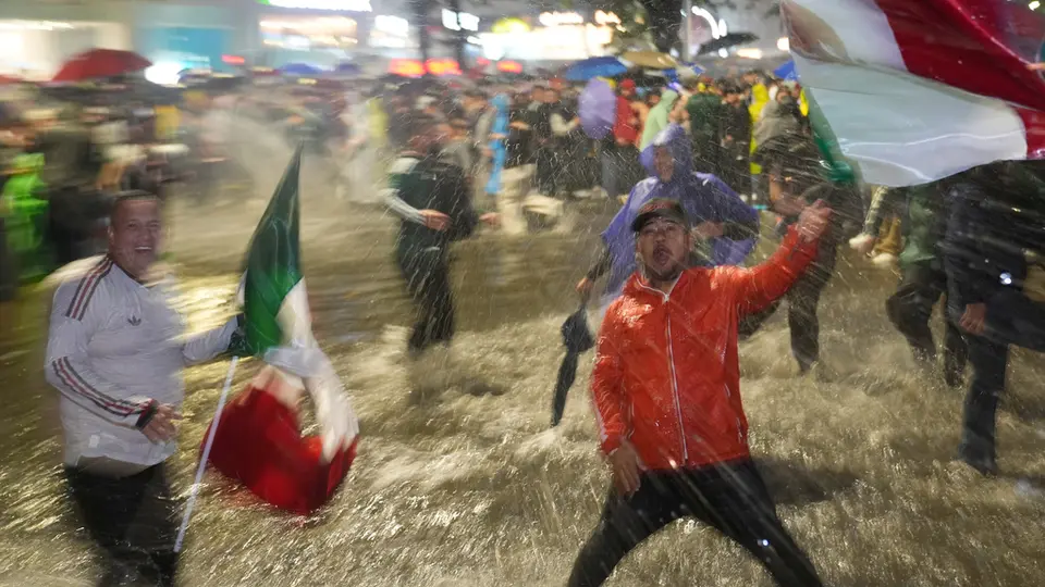 ¿Y el trabajo? Captan a aficionados festejando en el Ángel a las 9 de la mañana tras triunfo del Tri